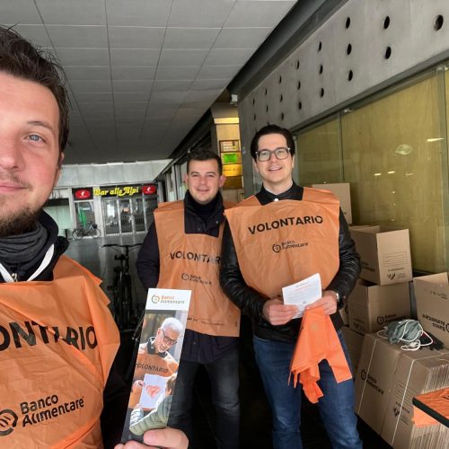 Foto del presidente e di due membri di Round Table 24 Udine mentre partecipano alla raccolta del Banco Alimentare