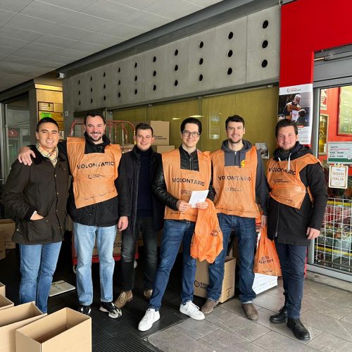 Foto di gruppo del presidente e di alcuni membri che partecipano alla raccolta del Banco Alimentare