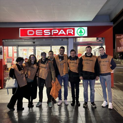 Foto di gruppo di alcuni dei membri che hanno partecipato alla raccolta del Banco Alimentare