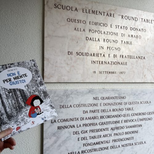 Targa che commemora la donazione della scuola elementare di Amaro da parte di Round Table 24 Udine, nel 1977